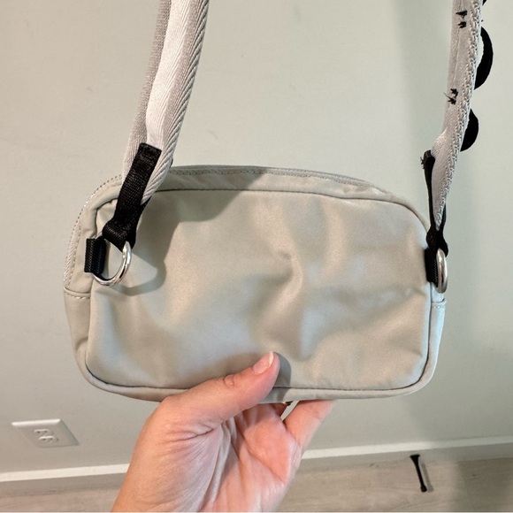 Lululemon Everywhere Belt Bag Grey White Stripe 1L. - Picture 6 of 8